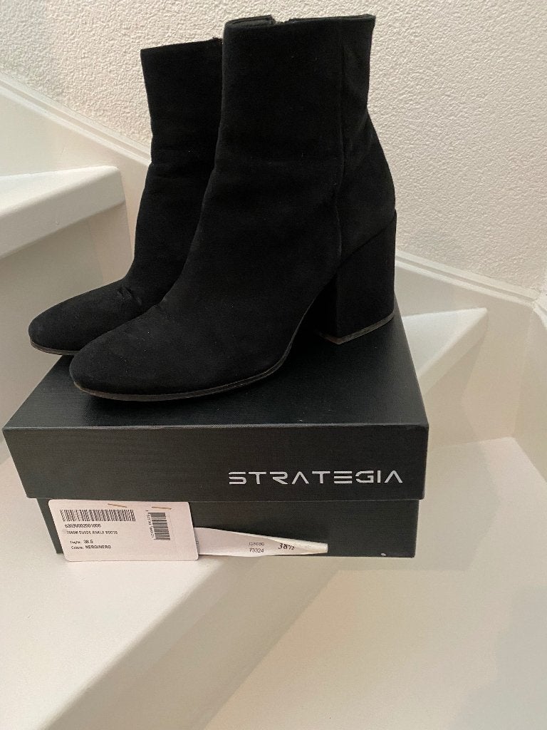 Strategia zwarte suède enkellaarzen, maat 38.5, Strategia, Zwart, Lage of Enkellaarzen, Ophalen of Verzenden