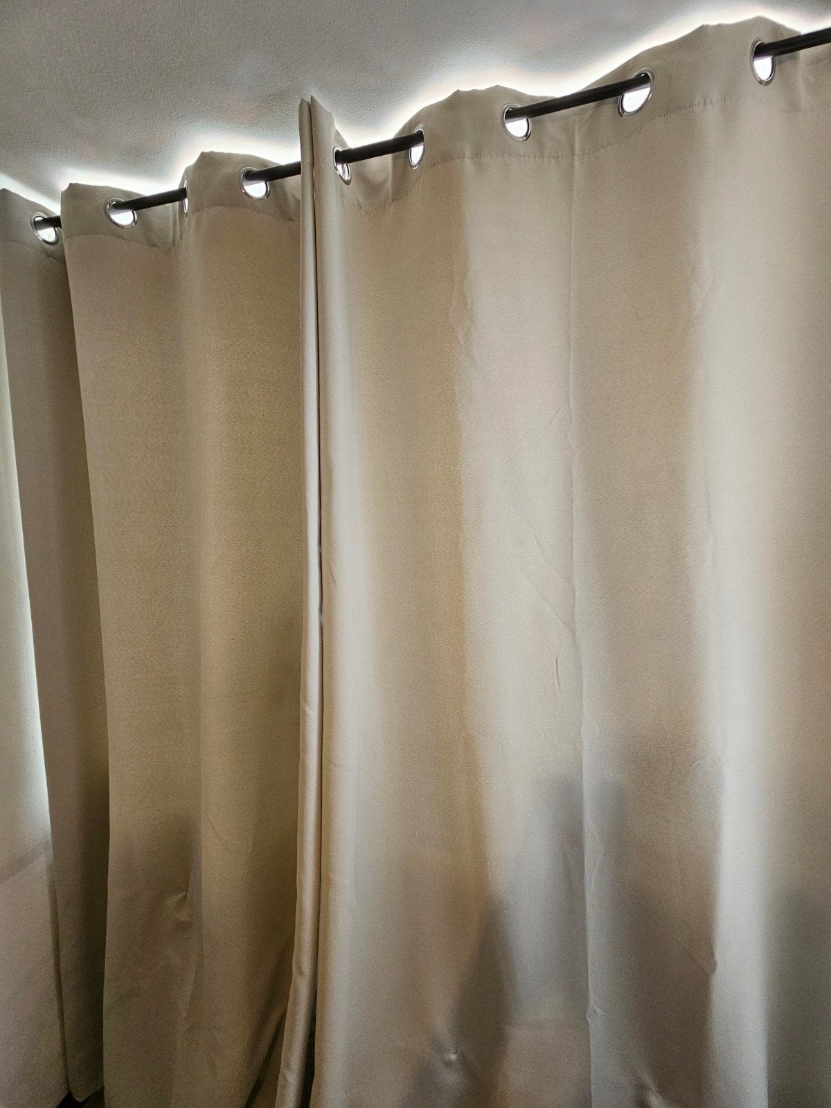 Lichtgrijze lichtwerende gordijnen met rails, Huis en Inrichting, Ophalen, 200 cm, Gebruikt, Gordijn