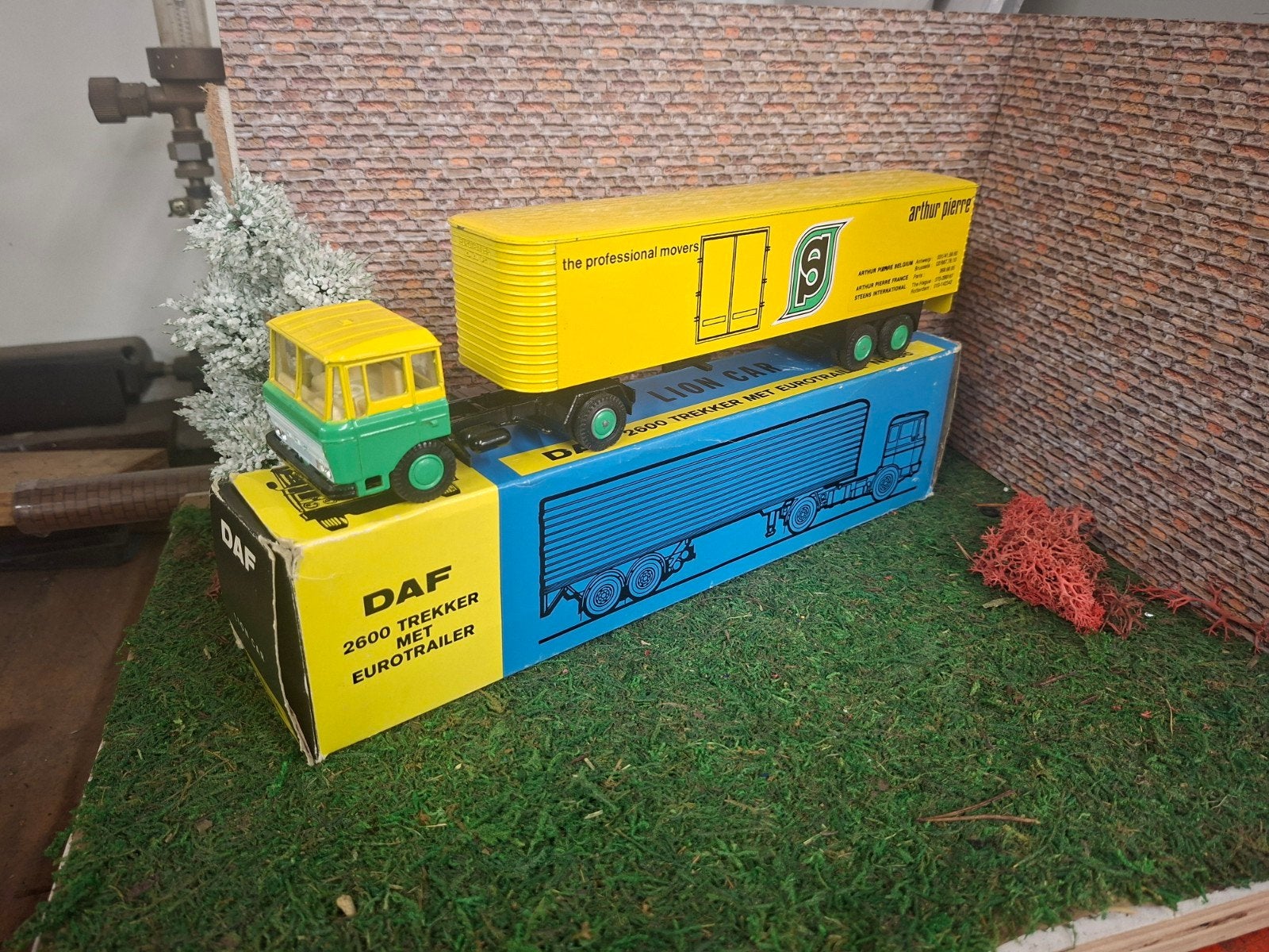 Lion Toys DAF 2600 Arthur Pierre verhuiswagen, Ophalen of Verzenden, Zo goed als nieuw, Bus of Vrachtwagen, Lion Toys