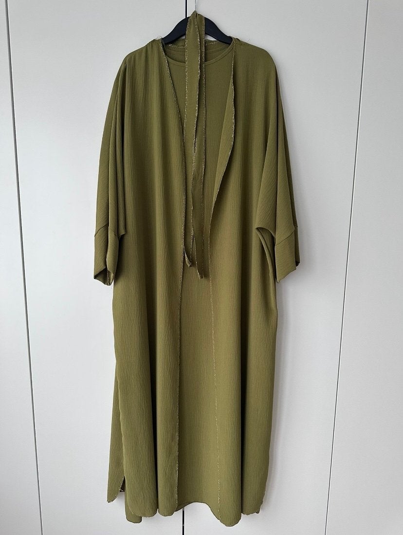 Mooie olijfgroene abaya set met lange kimono, Maat 38/40 (M), Ophalen of Verzenden, Zo goed als nieuw, Onder de knie