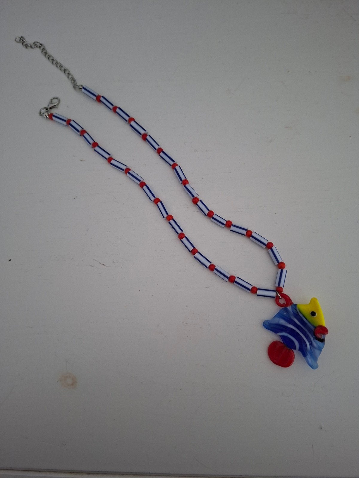 Nieuwe kleurrijke ketting met glazen vis hanger, Overige kleuren, Nieuw, Ophalen of Verzenden, Overige materialen