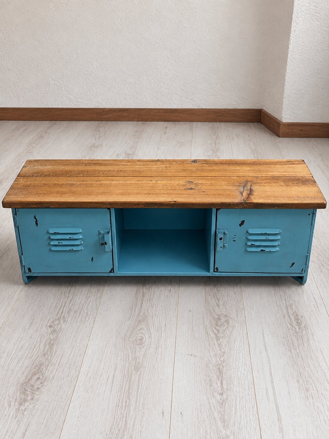 Vintage blauwe wandkapstok met houten blad, Huis en Inrichting, Gebruikt, Minder dan 100 cm, Metaal, Ophalen