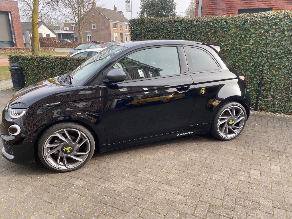 abarth 500e turismo 2024 volledig elektrisch, Auto's, Abarth, Zwart, Alcantara, Zwart, Elektrisch