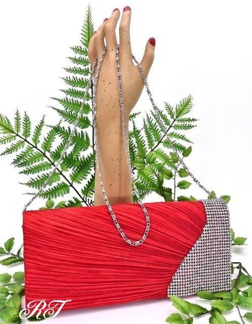 Zeer mooie bruidstasje of avondtasje met strass steentjes., Ophalen of Verzenden, Nieuw, Rood, Schoudertasje