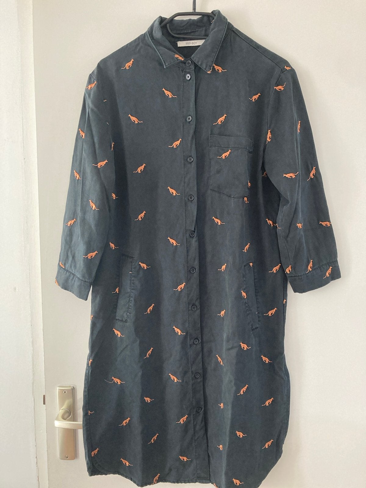 SISSY-BOY Jurk met kangoeroe borduursel - Maat S, Kleding | Dames, Zwart, Ophalen of Verzenden, Zo goed als nieuw, Knielengte