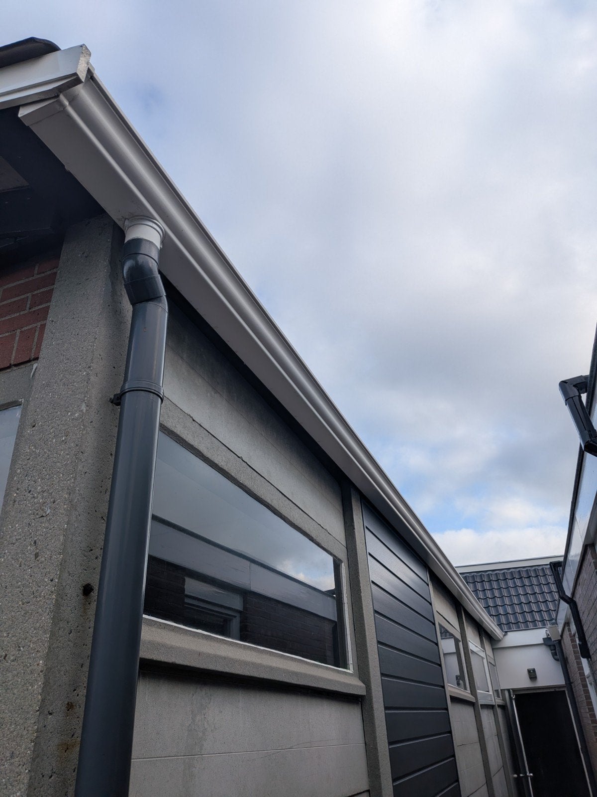 Gebruikte dakgoten met montagebeugels - 12m en 9m, Doe-het-zelf en Verbouw, Buizen en Afvoer, Gebruikt, Dakgoot, Pvc, 6 meter of meer