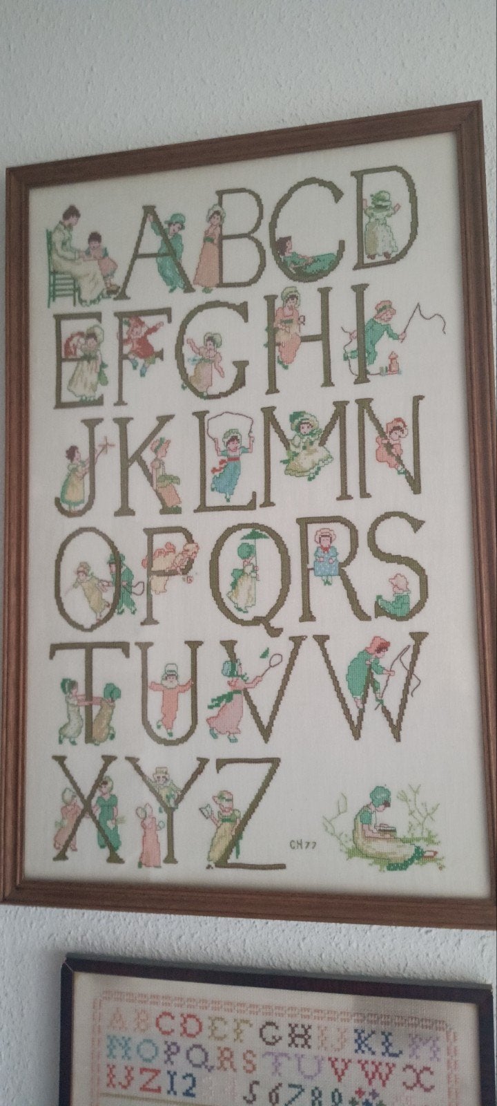 Vintage Geborduurd Alfabet met Kinderfiguren - Ingelijst, Ophalen of Verzenden