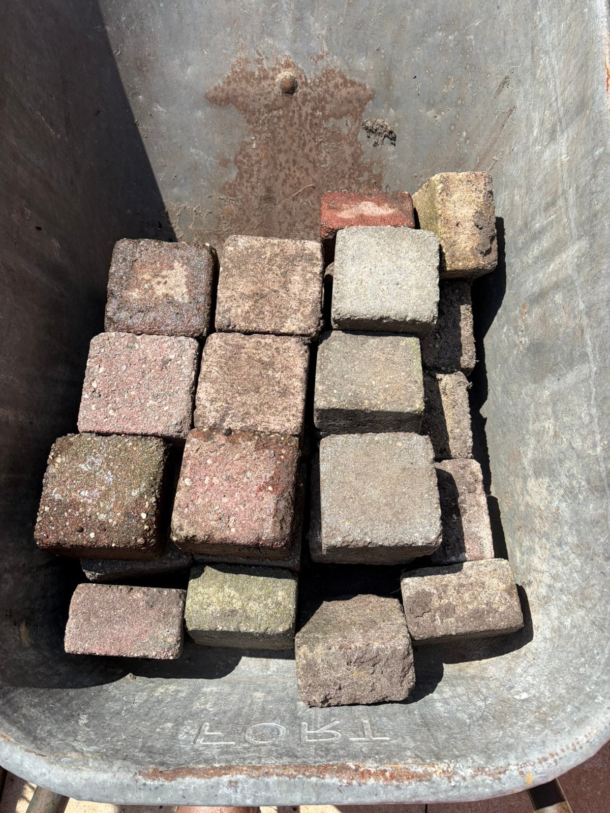 GRATIS AF TE HALEN: circa 37 stuks waaltjes stenen tegels, Ophalen, Gebruikt, Beton, Klinkers