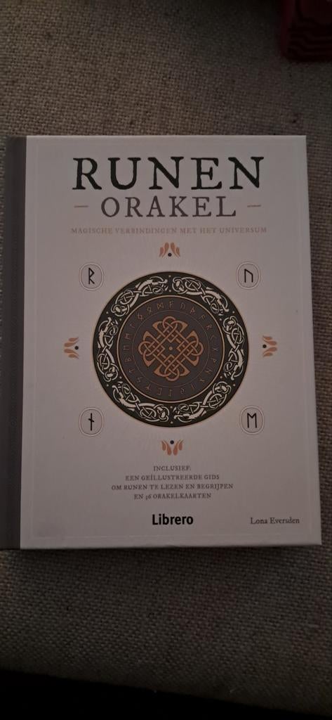 Runen Orakel: Magische Verbindingen met het Universum, Boeken, Spiritualiteit algemeen, Ophalen of Verzenden, Zo goed als nieuw