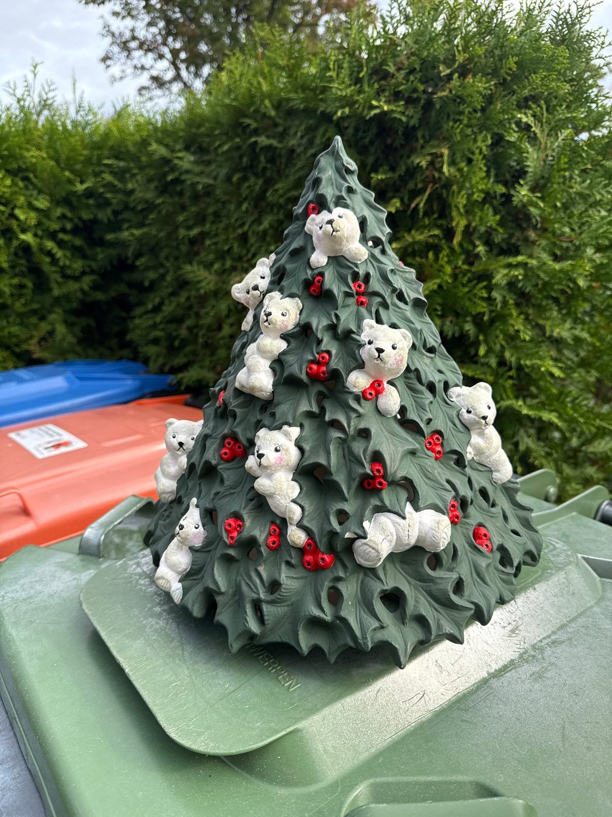Hand beschilderde kerstboom met glurende beertjes., Diversen, Ophalen of Verzenden, Gebruikt