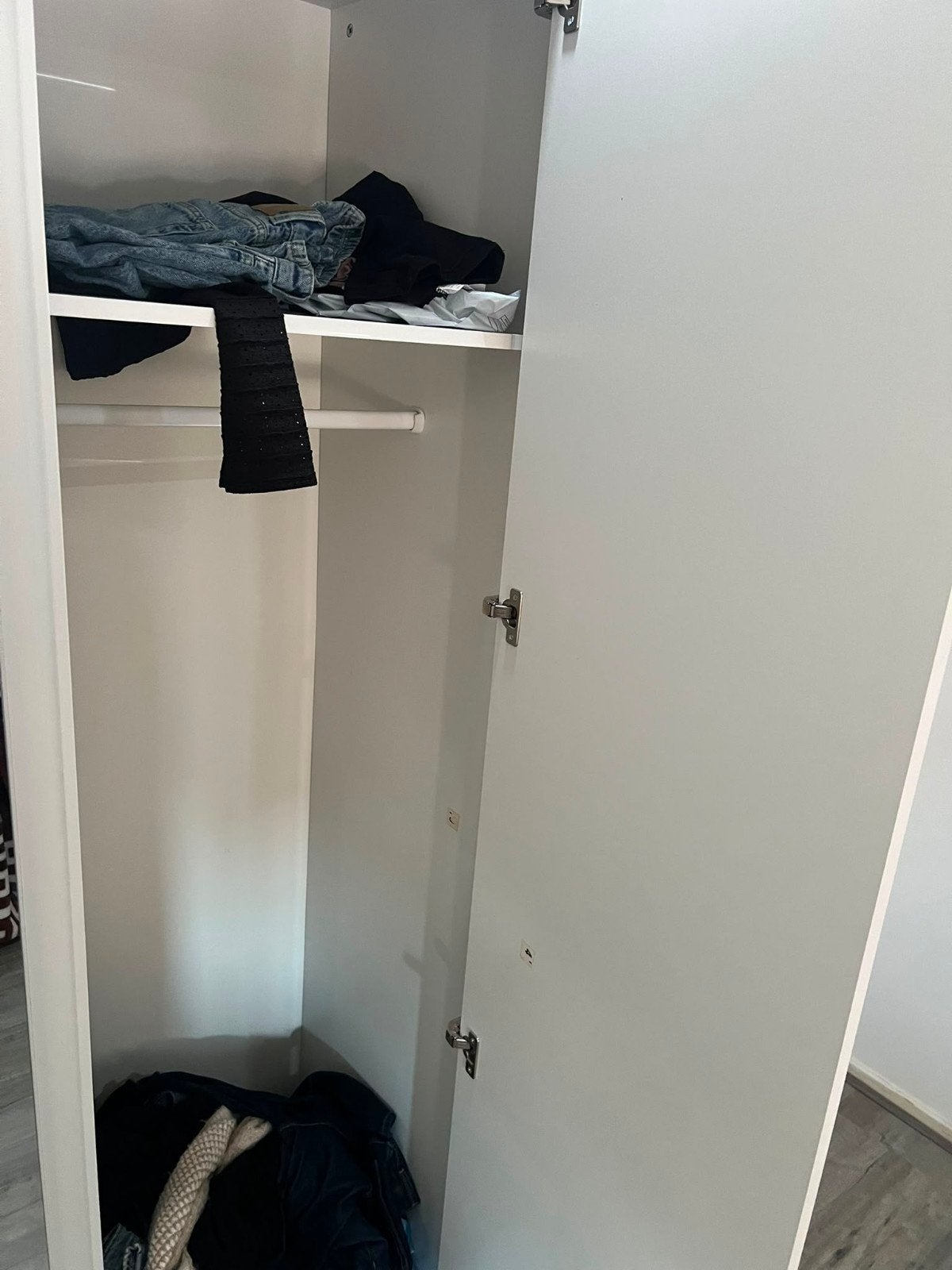 Witte kledingkast met spiegel, 2 jaar oud, Ophalen, Overige materialen, Met deur(en), 100 tot 150 cm