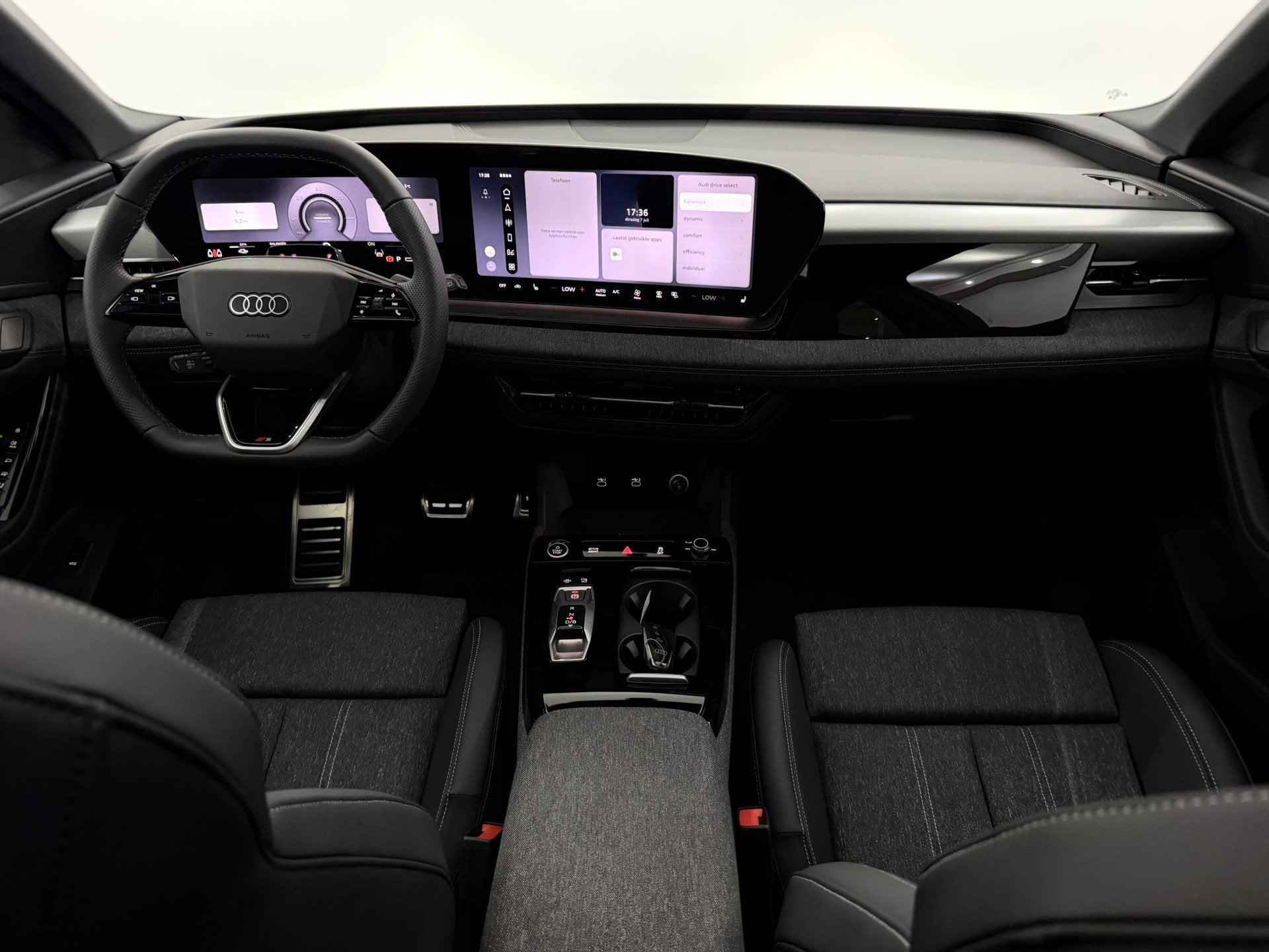 Audi Q6 e-tron S edition performance 100 kWh Panoramadak, 36, Auto's, Automaat, Gebruikt, Leder en Stof, Zwart