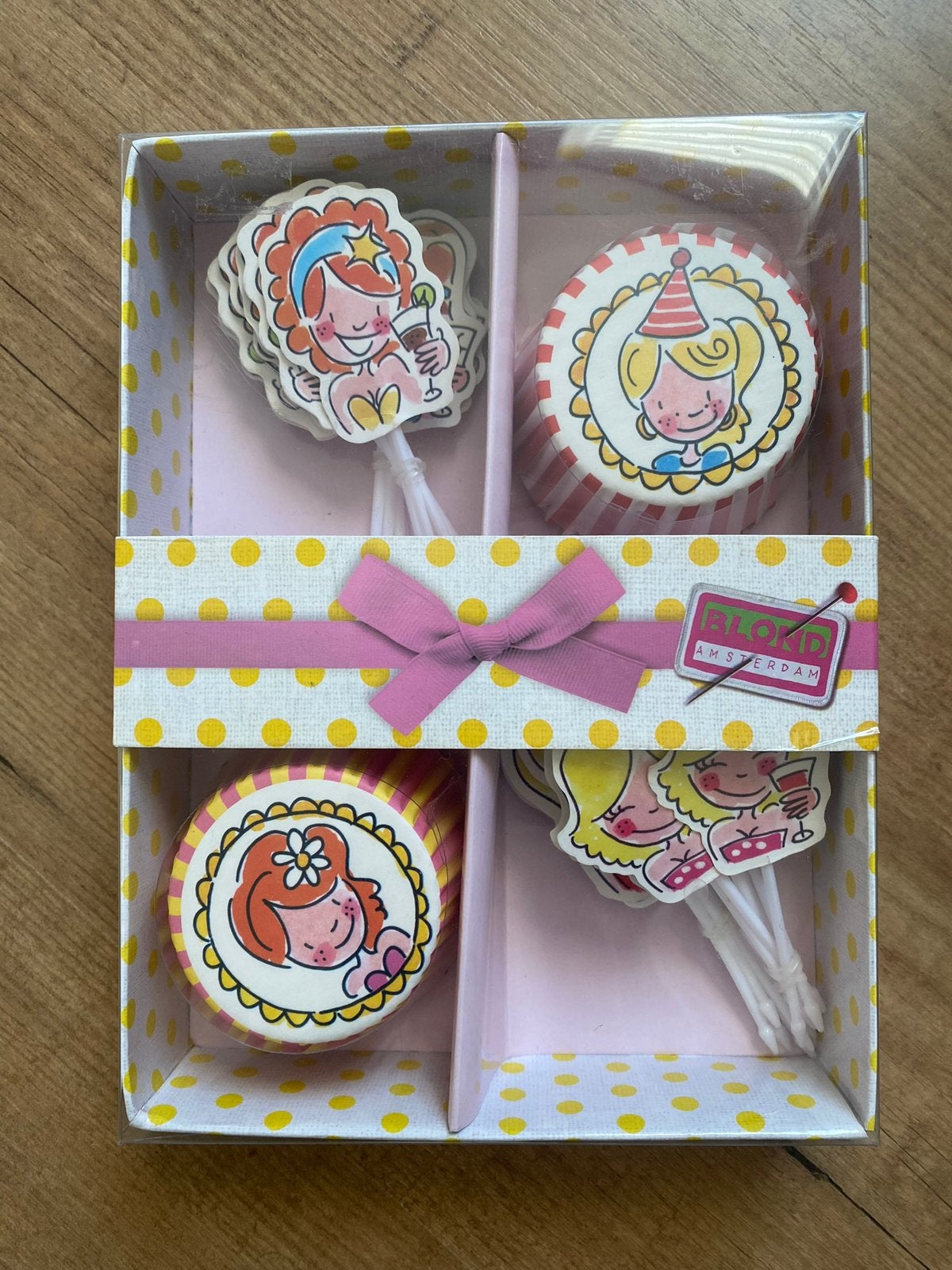 Cakevormpjes en prikkers - Blond Amsterdam - bakken- bakvorm, Overige typen, Nieuw, Papier/karton, Ophalen
