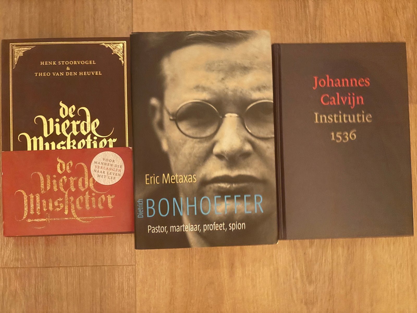 3 Christelijke boeken: De Vierde Musketier, Bonhoeffer, Calv, Ophalen of Verzenden, Gelezen, Christendom | Protestants