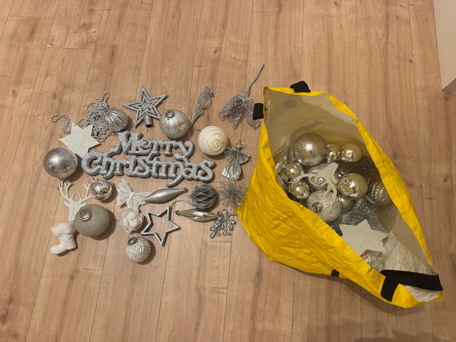 Kerstversiering wit met zilver, Ophalen