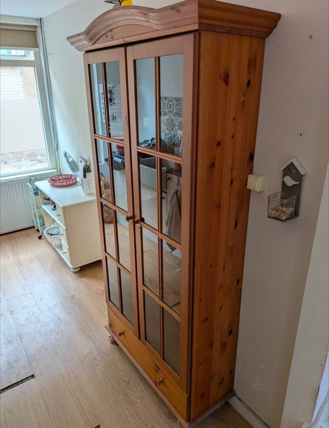 Houten vitrinekast met glazen deuren en lade, Gebruikt, Met lade(s), Klassiek, Landelijk, 150 tot 200 cm