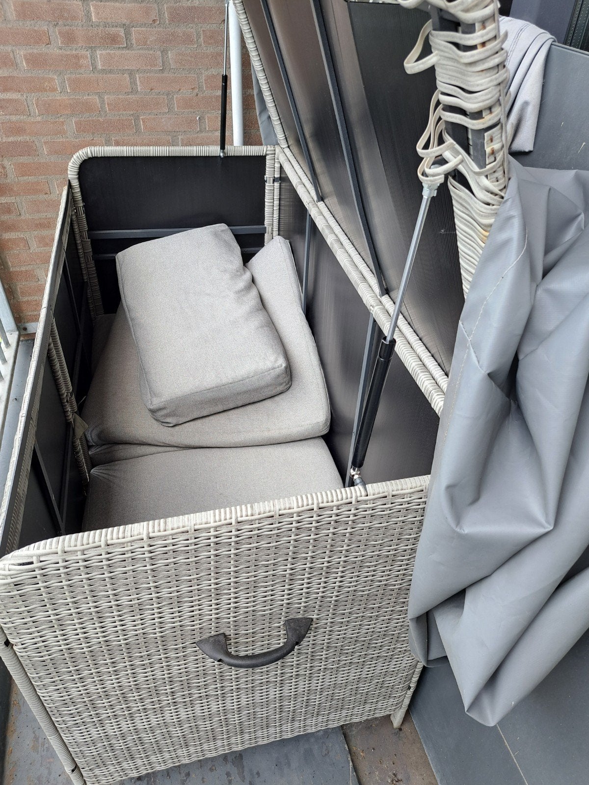 Opbergbox voor buiten met beschadigd vlechtwerk, Tuin en Terras, Bergingen en Tuinkasten, Ophalen, Gebruikt, Kunststof, Overige typen