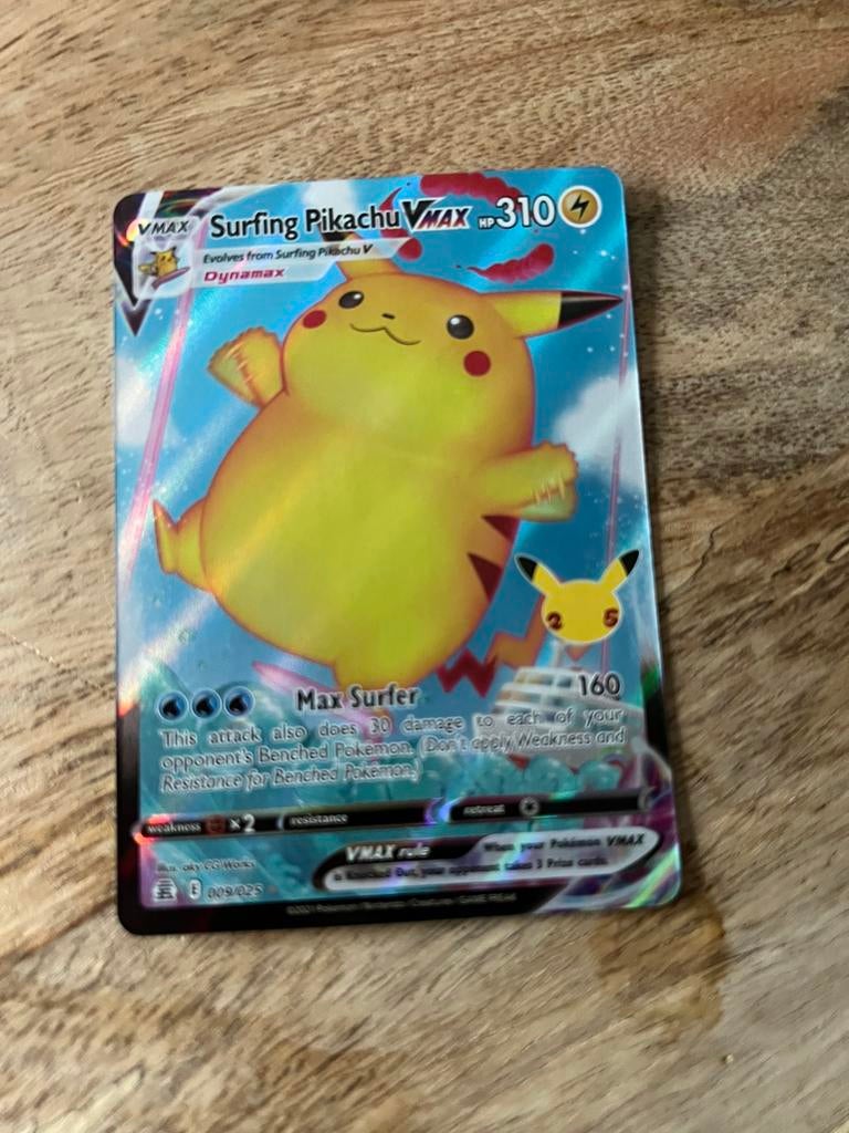 Pokemon Surfing pikachu vmax in goede staat, Ophalen of Verzenden, Zo goed als nieuw, Losse kaart