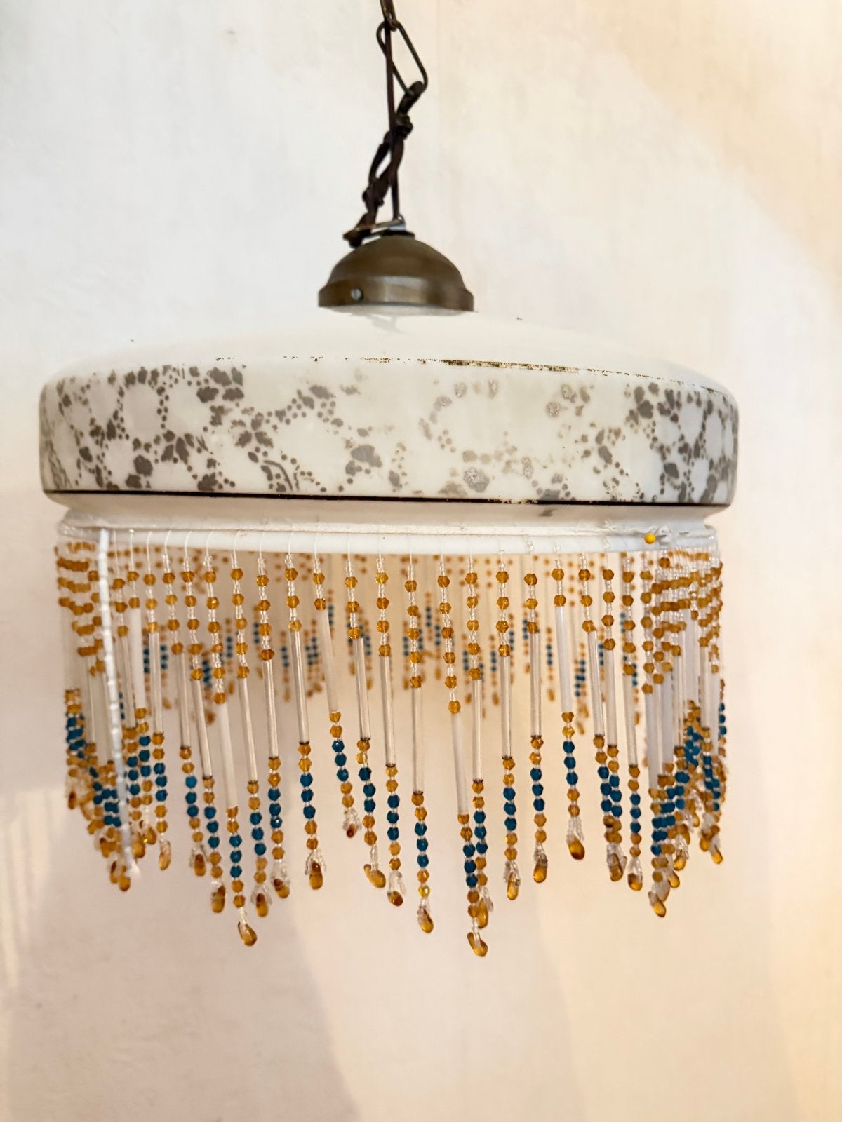 Vintage hanglamp met kralen, wit met goud/blauw, Ophalen, Gebruikt, Metaal, 50 tot 75 cm
