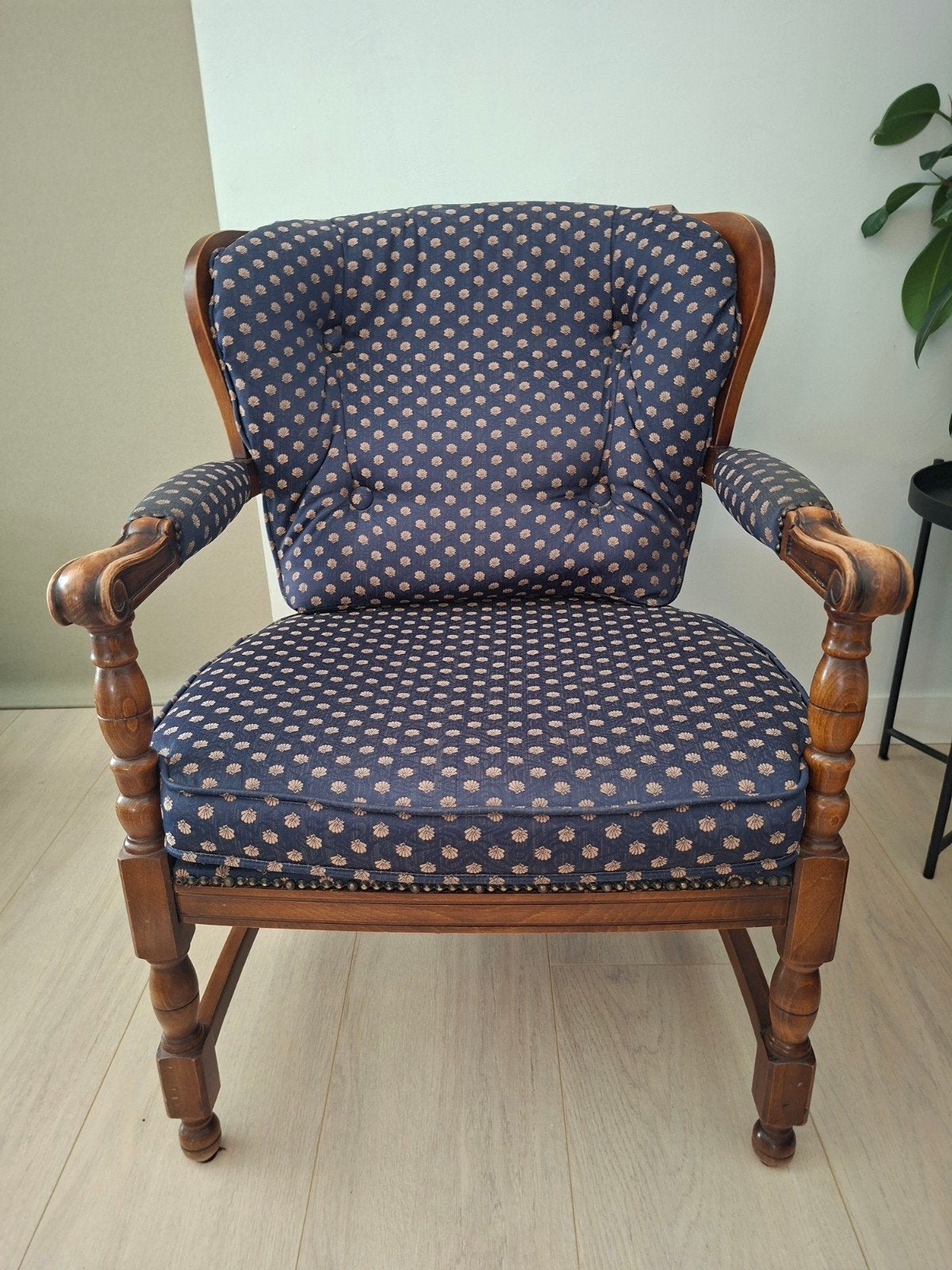 Vintage fauteuil met houten frame en gestoffeerde zitting, Ophalen