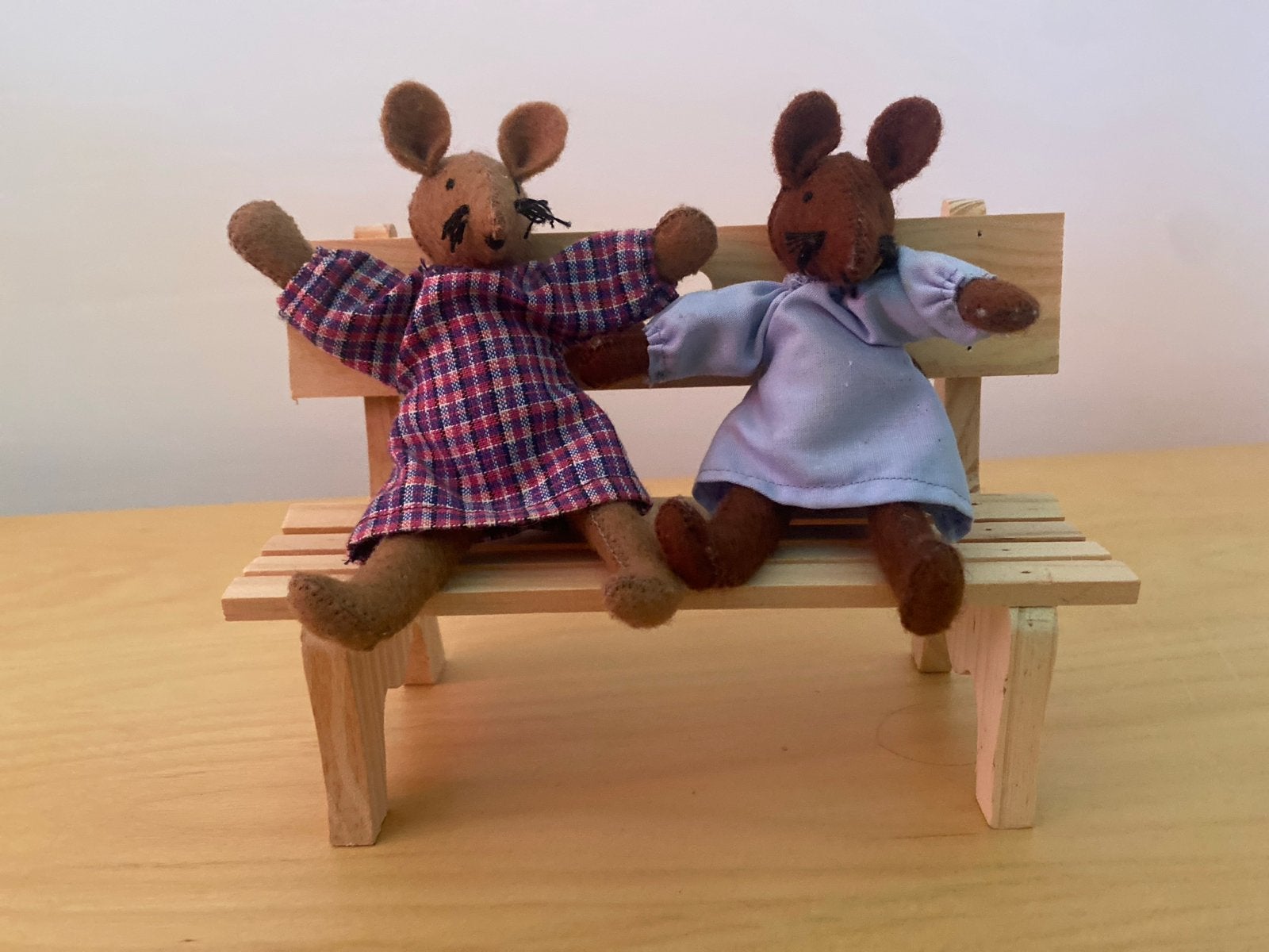 2 schattige muisjes van vilt op een houten bankje, Muis, Gebruikt, Overige merken, Ophalen of Verzenden