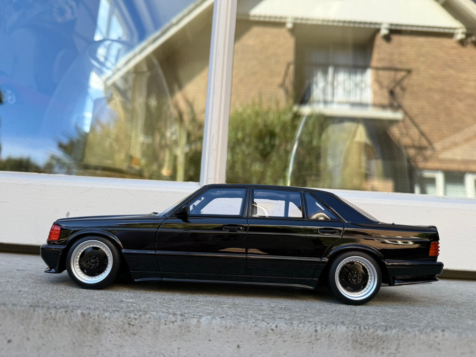 1:18 Mercedes 560 SEL W126 AMG zwart 1985 Otto Models OT297, Hobby en Vrije tijd, Modelauto's | 1:18, 2, rue de l'écusson, Zone commerciale Oxygène Sud, Josselin, 56120, FR
