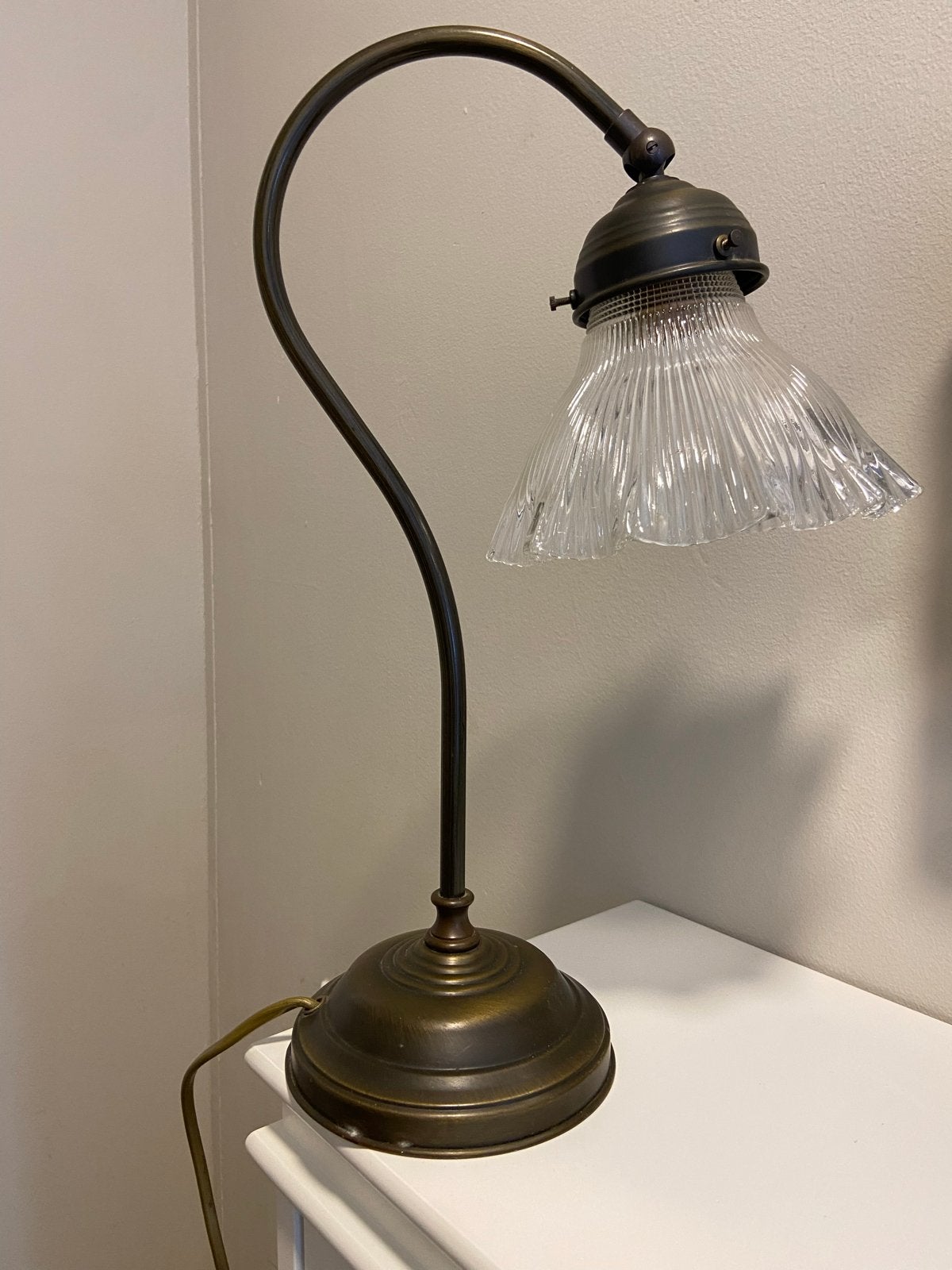 Vintage bureaulamp met geribbelde glazen kap, Ophalen