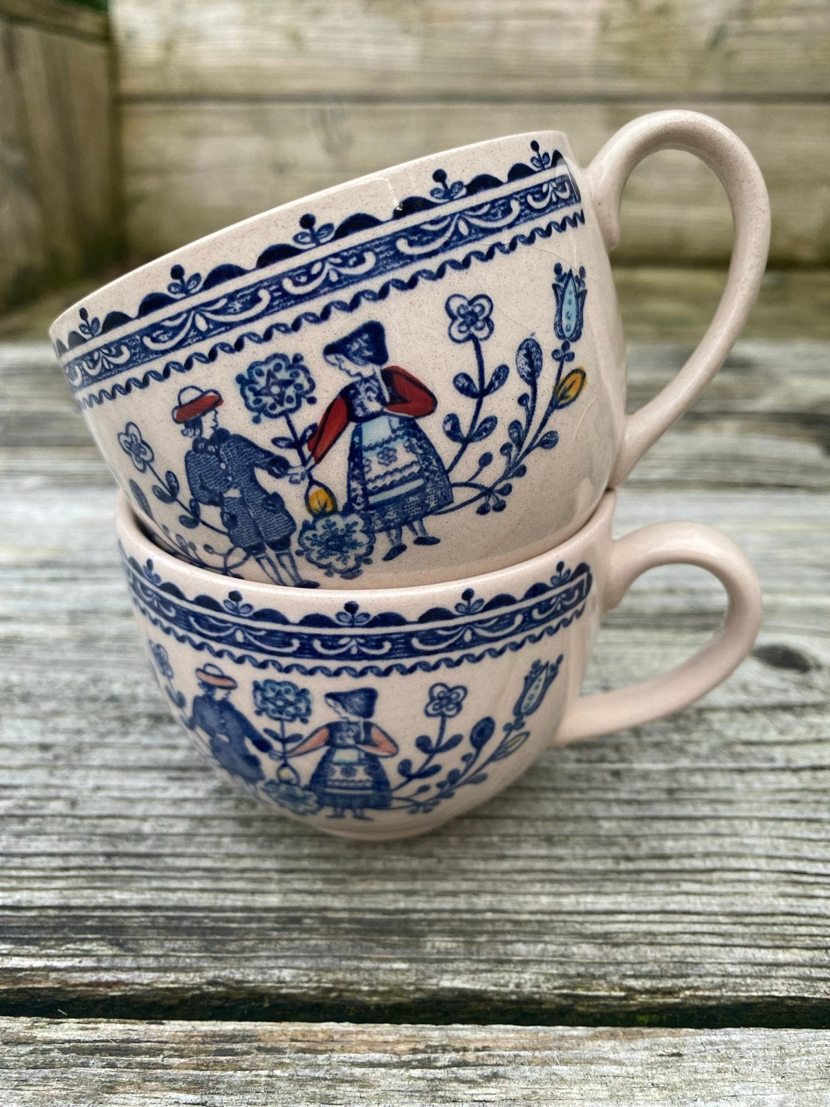 2 vintage kopjes Johnson Brothers Hearts and Flowers, Keramiek, Landelijk/Boerenbont, Ophalen of Verzenden, Zo goed als nieuw