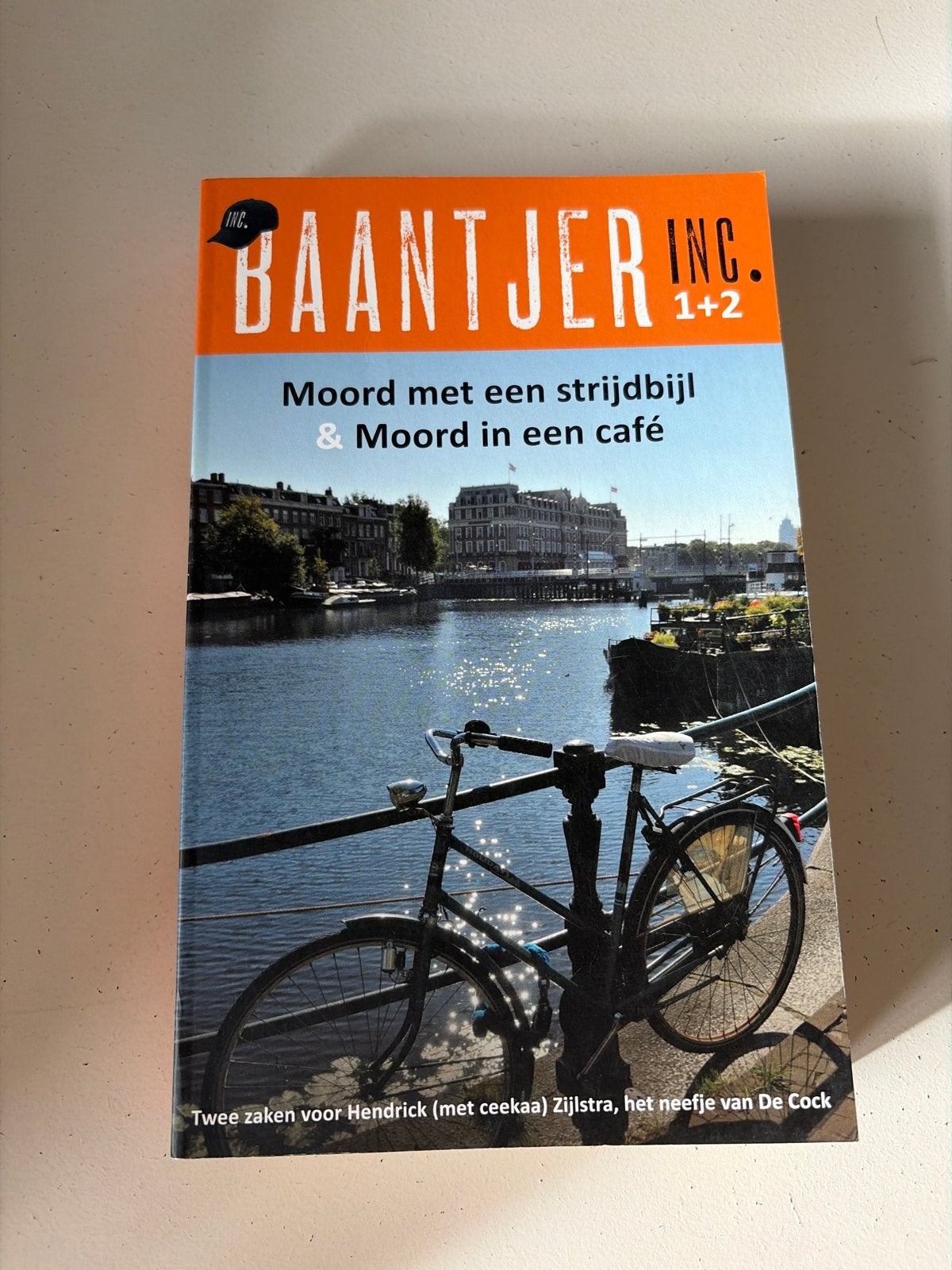 Baantjer Inc. 1+2: Moord met een strijdbijl & Moord in een c, Ophalen of Verzenden, Zo goed als nieuw