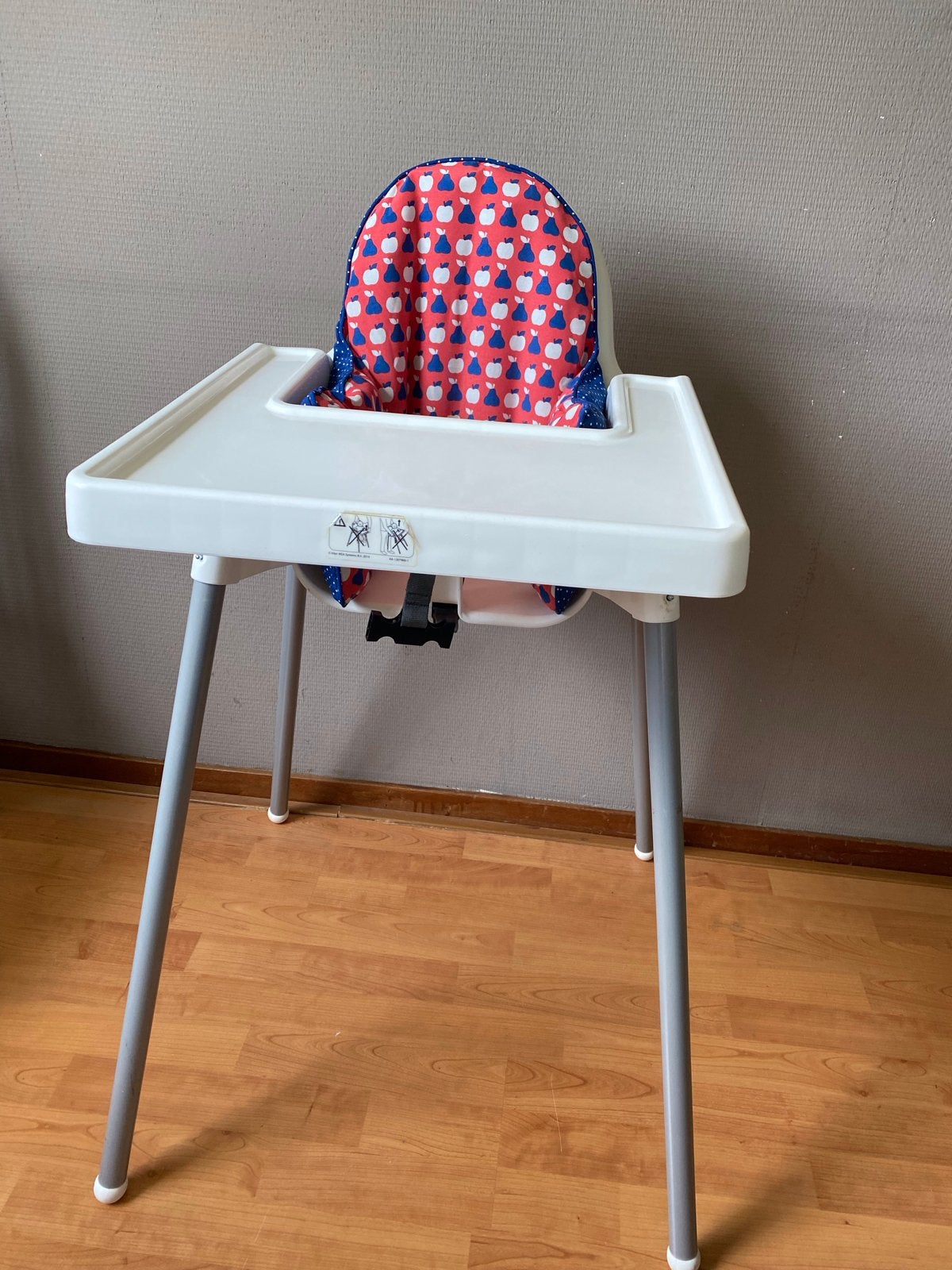 IKEA Antilop kinderstoel met kussen, etensblad., Kinderen en Baby's, Ophalen, Zo goed als nieuw, Overige typen, Afneembaar eetblad