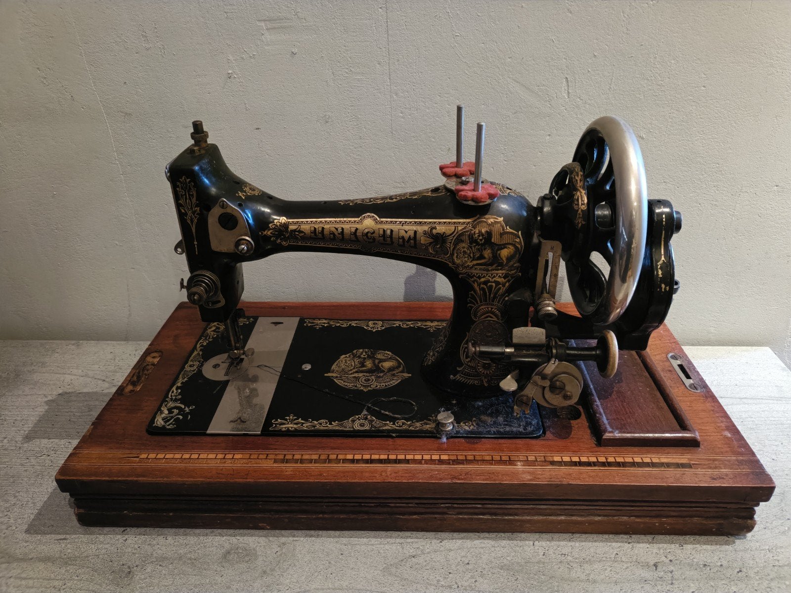 Antieke Unicum naaimachine in houten kist, Ophalen