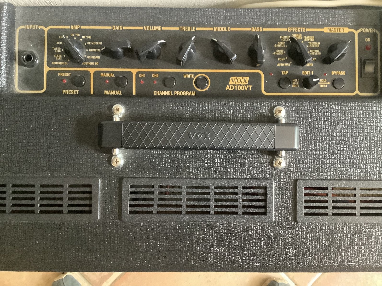 VOX gitaarversterker Valvetronix 100 watt 2x12 “ speakers, Ophalen, Zo goed als nieuw, 100 watt of meer