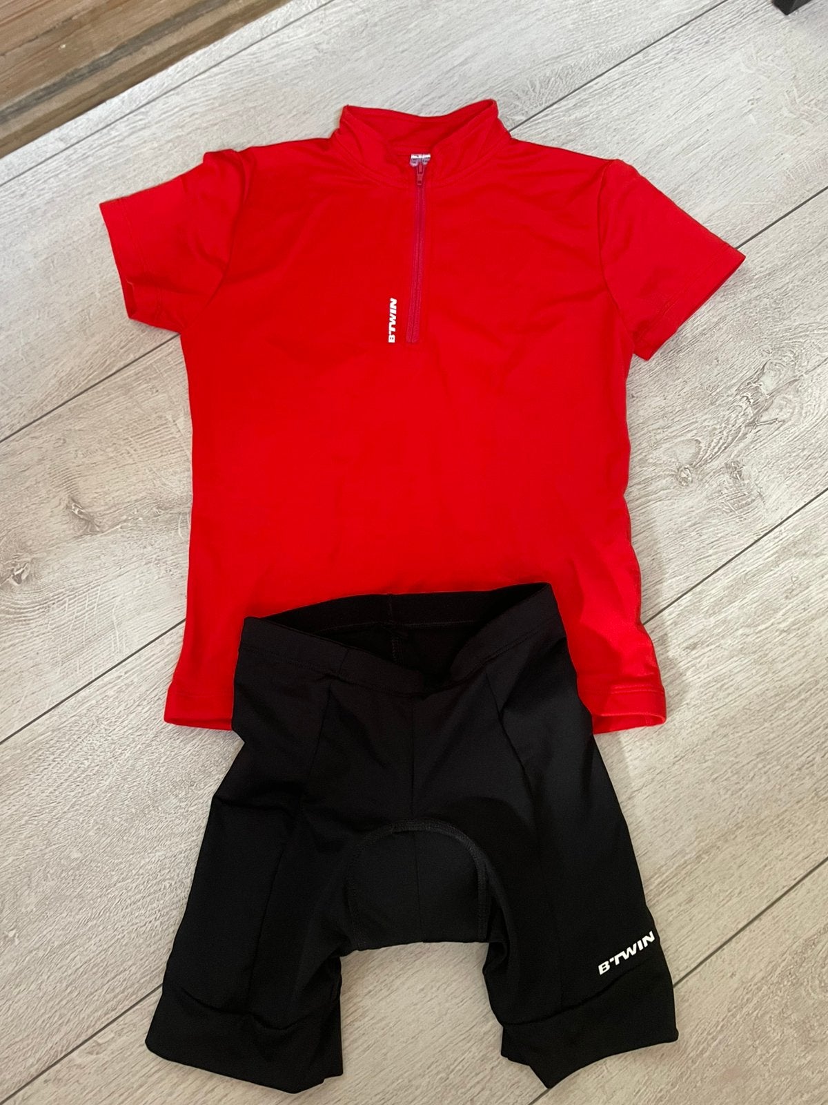 B’twin kinder fietsset maat 128 van Decathlon, Ophalen of Verzenden, Zo goed als nieuw, Jongen of Meisje, Sport- of Zwemkleding