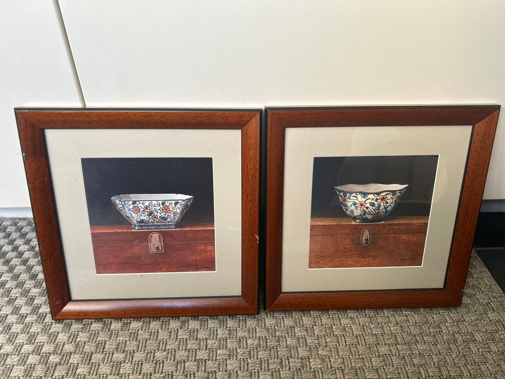 Oriental Bowl Prints, Set of Two Frames - Arnie R. Fisk, Antiek en Kunst, Kunst | Litho's en Zeefdrukken, Met glas, Ophalen, Overige onderwerpen