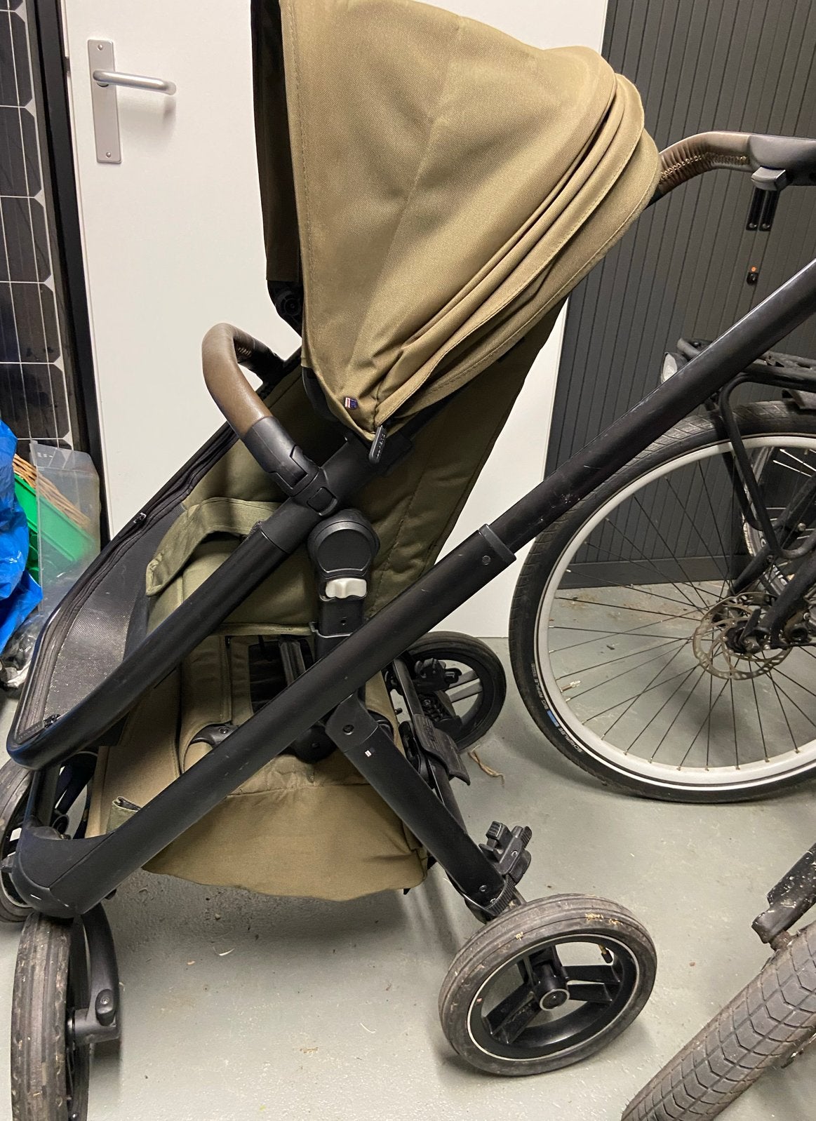 Dubatti kinderwagen compleet groen met voetenzak en regenhoe, Kinderen en Baby's, Kinderwagens en Combinaties, Gebruikt, Verstelbare duwstang