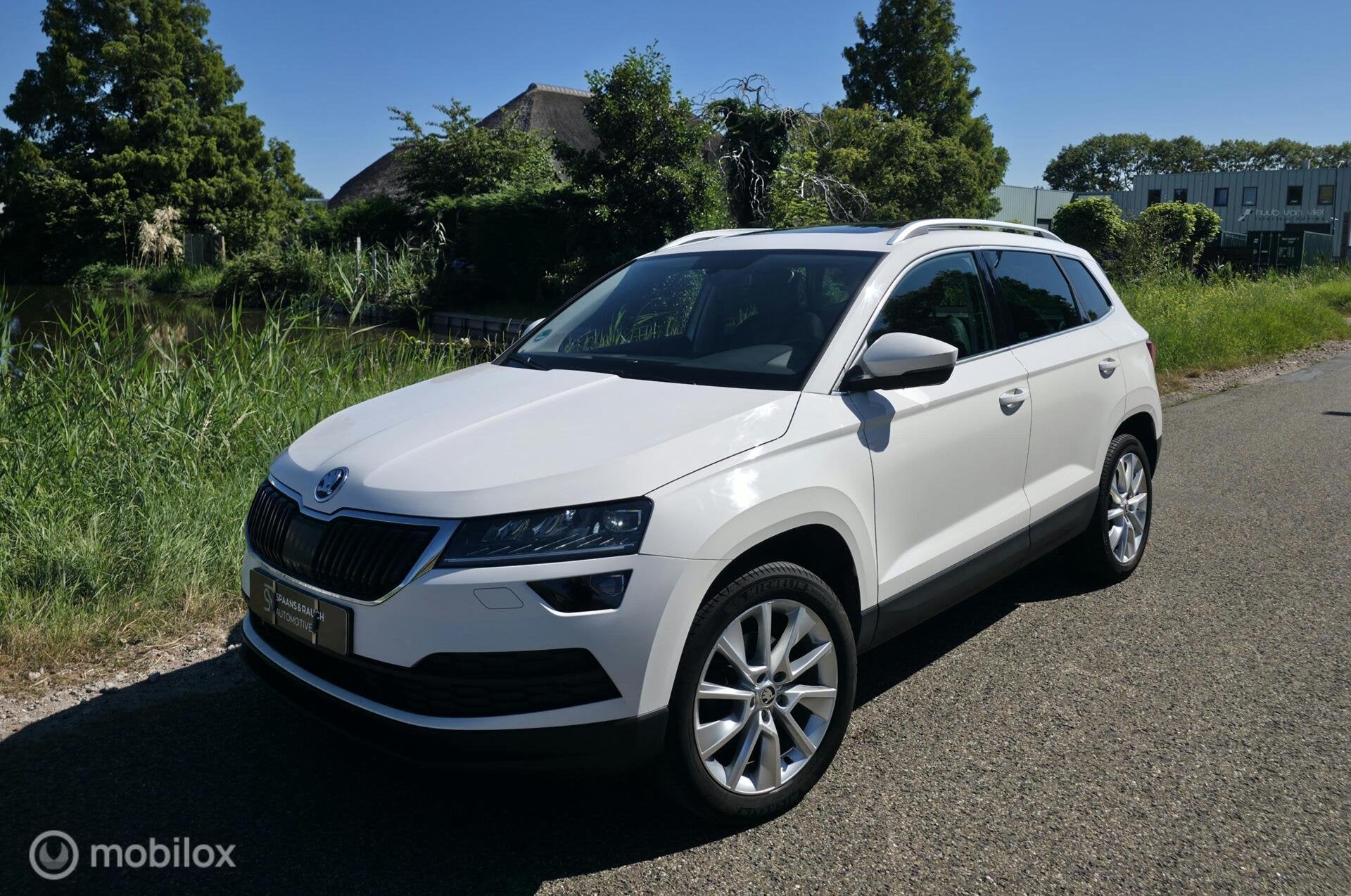 Skoda Karoq 1.5 TSI DSG / Pano / Trekh / Virtual / Varioflex, Auto's, 4 cilinders, 150 pk, Leder en Stof, Wit