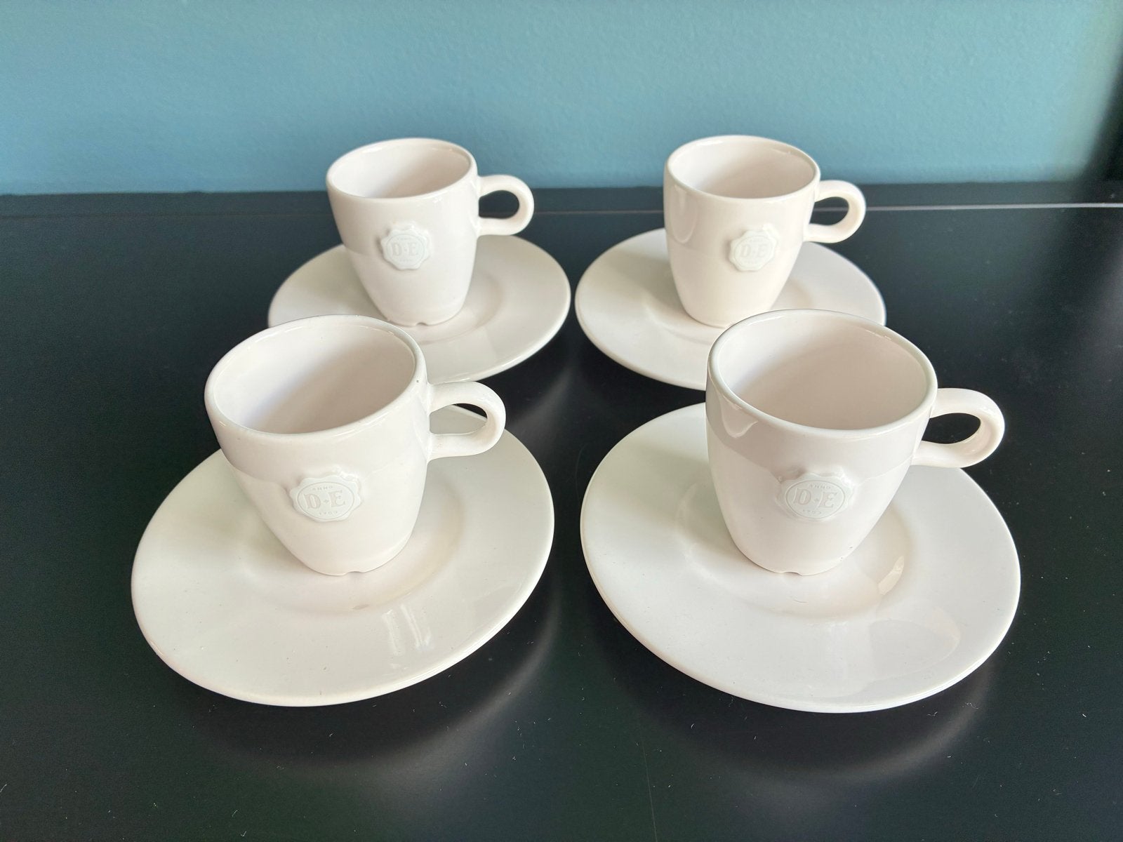 Douwe Egberts Espresso kopjes met schotels (4 stuks), Huis en Inrichting, Overige merken, Ophalen of Verzenden, Zo goed als nieuw