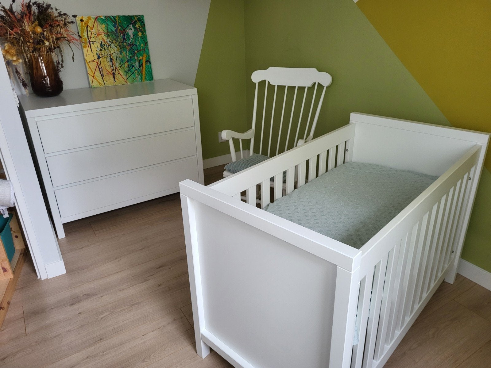 Bopita babykamer: ledikant, commode, kledingkast, wandplank, Ophalen, Gebruikt, Minder dan 140 cm, Matras