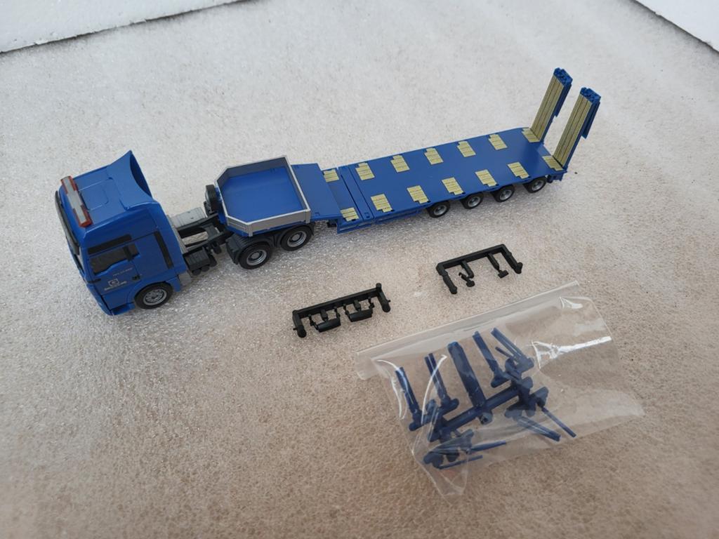 Herpa MAN V8 TGX 33.680 Goldhofer dieplader vrachtwagen, Hobby en Vrije tijd, Modelauto's | 1:87, Ophalen of Verzenden, Zo goed als nieuw