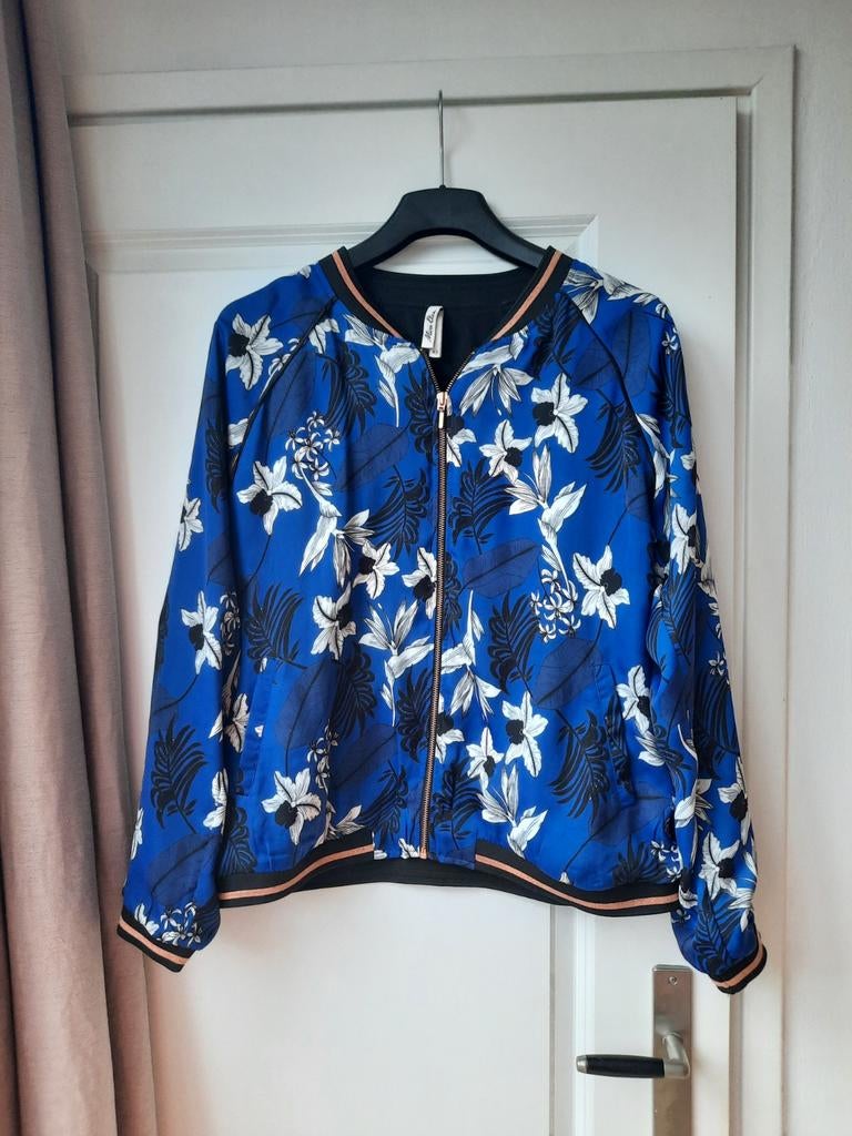 Mooi blauw bomberjack met bloemen. Maat 42., Blauw, Maat 42/44 (L), Ophalen of Verzenden, Zo goed als nieuw