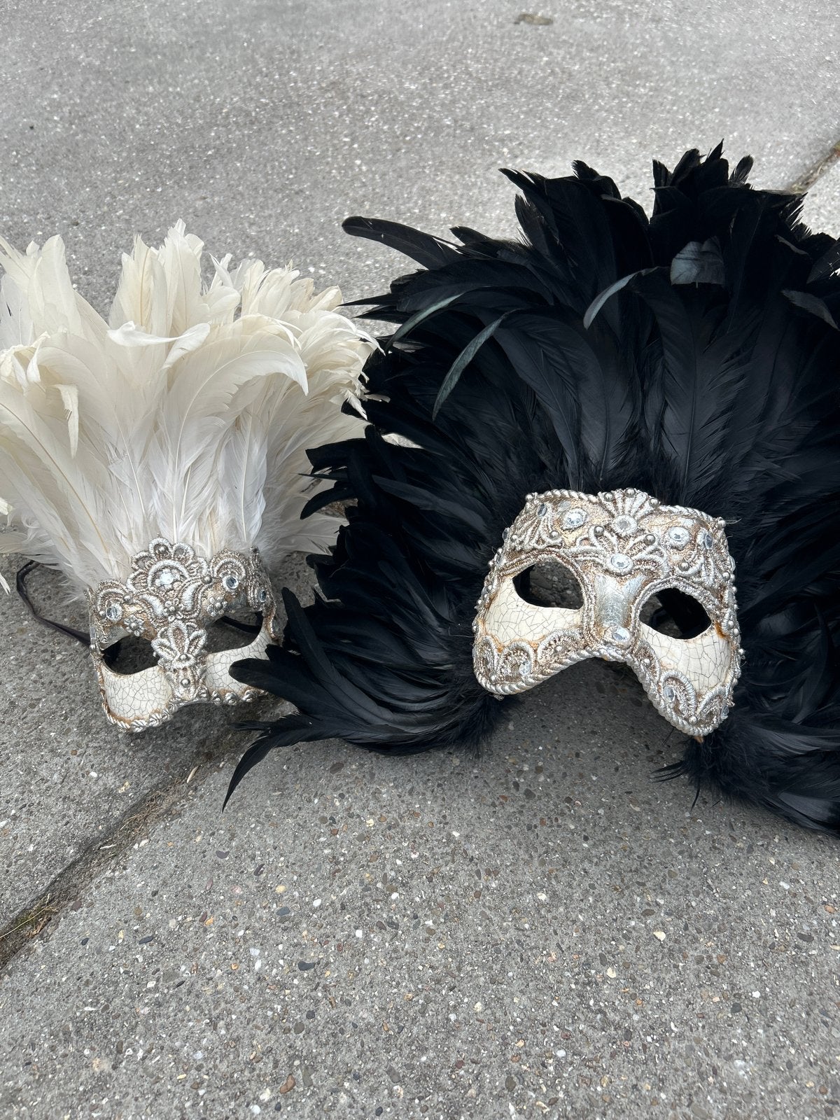 Venetiaanse Maskers met Veren - Zwart & Wit, Ophalen, Zo goed als nieuw, Feestartikel, Carnaval