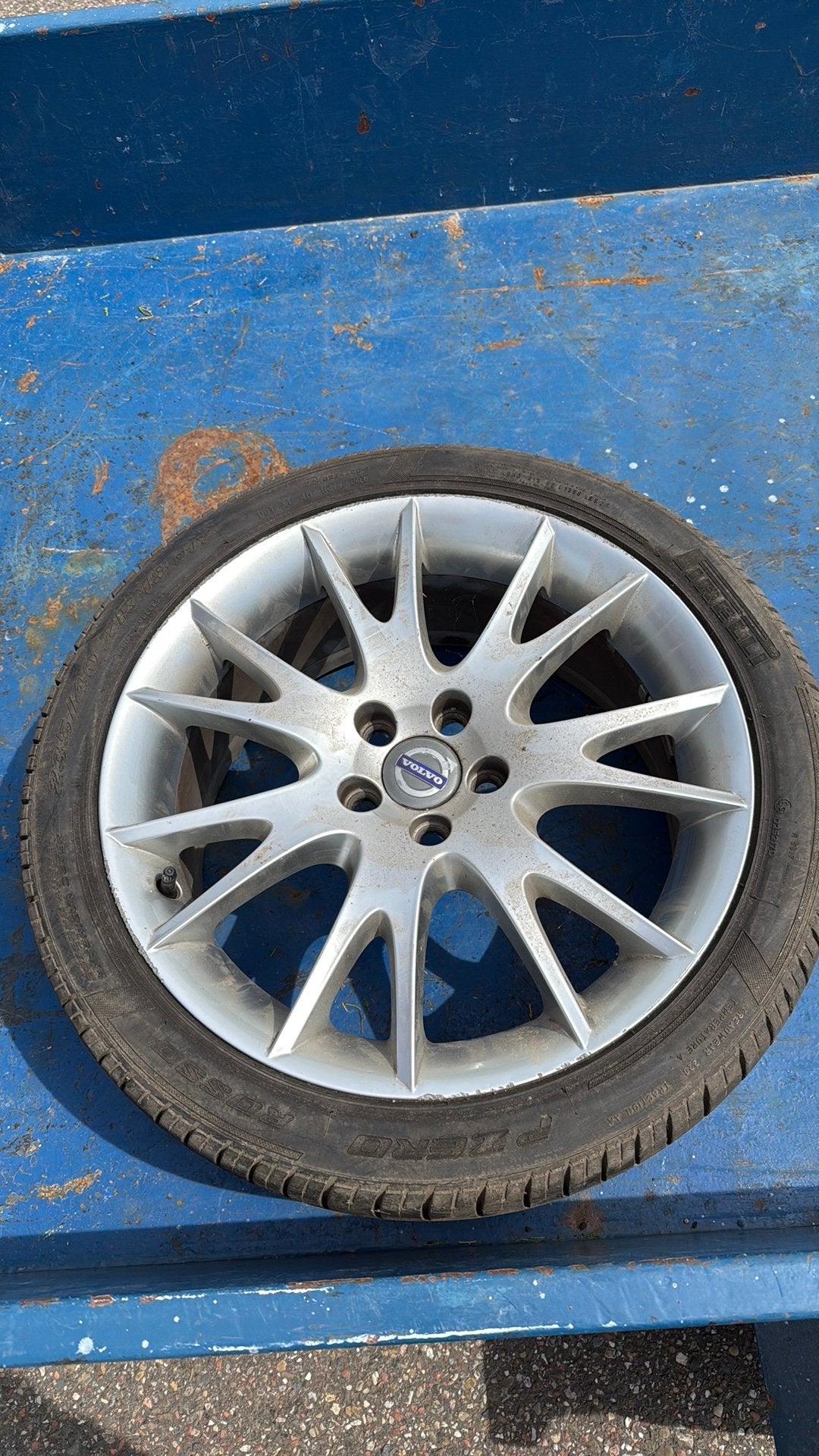3 Aluminium Volvo banden met lichte randschade, Auto diversen, Wieldoppen, Ophalen, Gebruikt