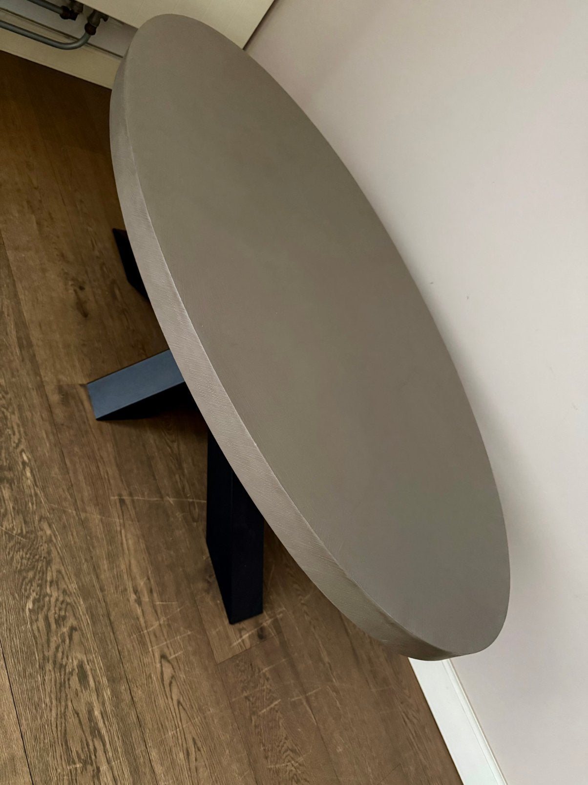 Betonlook eettafel + salontafel met zwarte stalen kruispoot, Huis en Inrichting, Tafels | Eettafels, Ophalen, Gebruikt, 100 tot 150 cm
