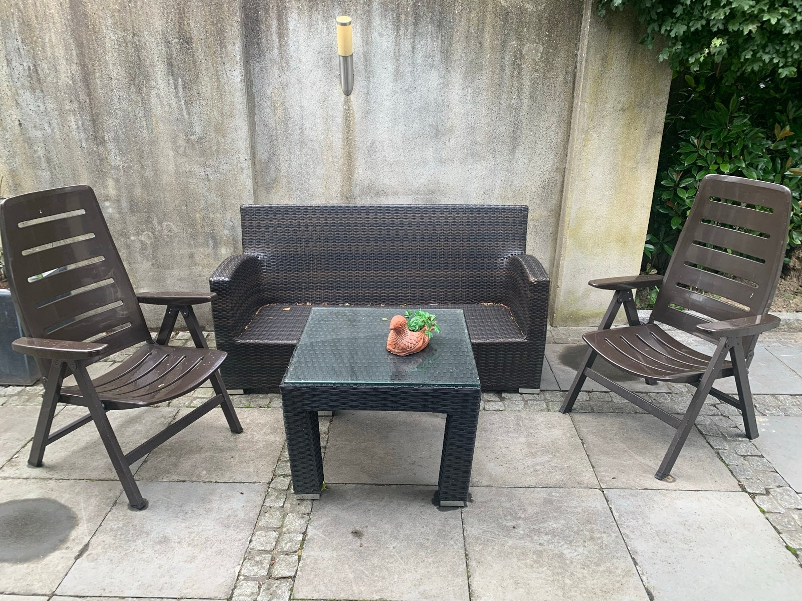 Bruine bank, 2 stoelen en tafel - gratis af te halen, Tuin en Terras, Tuinsets en Loungesets, Ophalen, 4 zitplaatsen, Kunststof