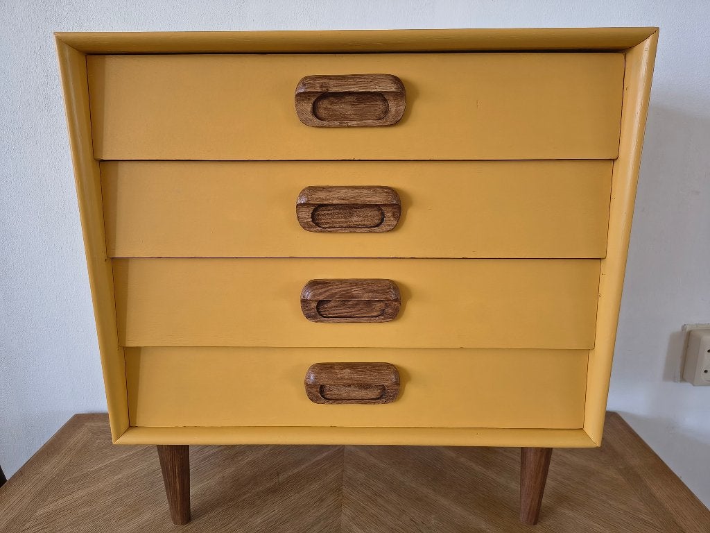 Vintage Ladekast Jaren '60 – Okergeel☀️, Huis en Inrichting, Kasten | Ladekasten, Zo goed als nieuw, 3 of 4 laden, Onbekend, 25 tot 50 cm