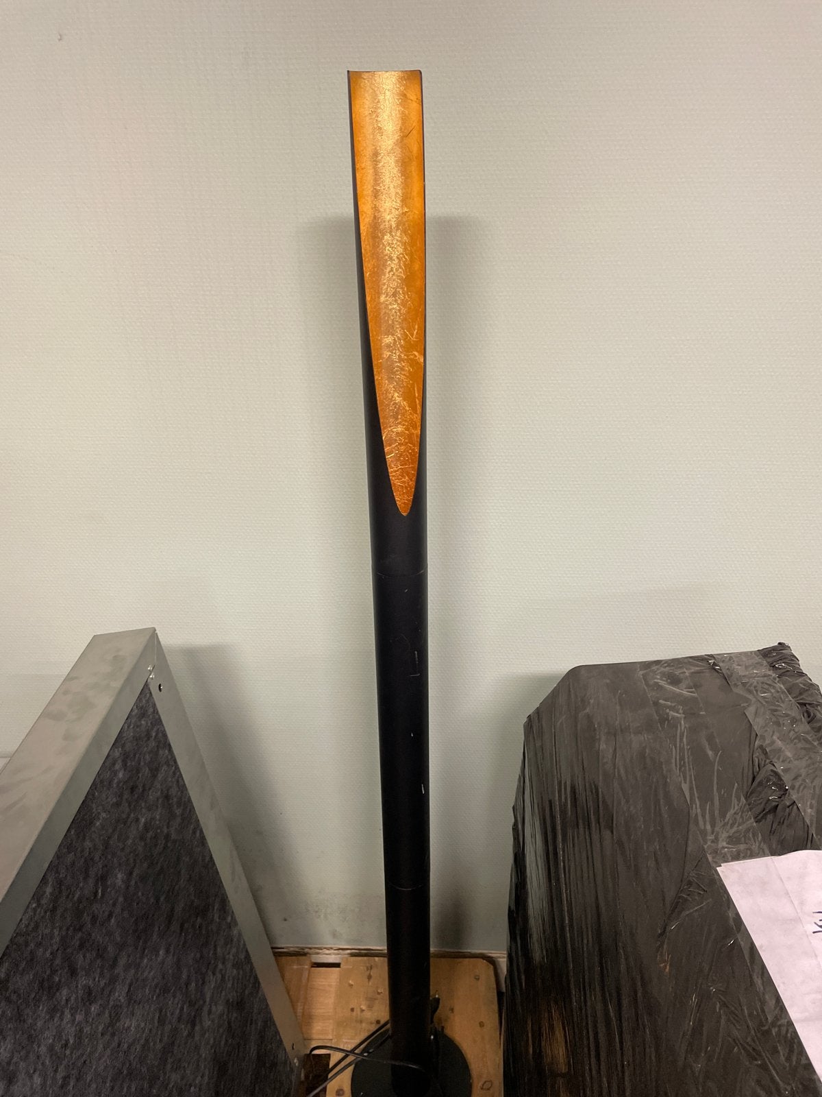 Set van 2 zwarte vloerlampen met gouden binnenkant, Ophalen of Verzenden, Gebruikt, Metaal, 150 tot 200 cm