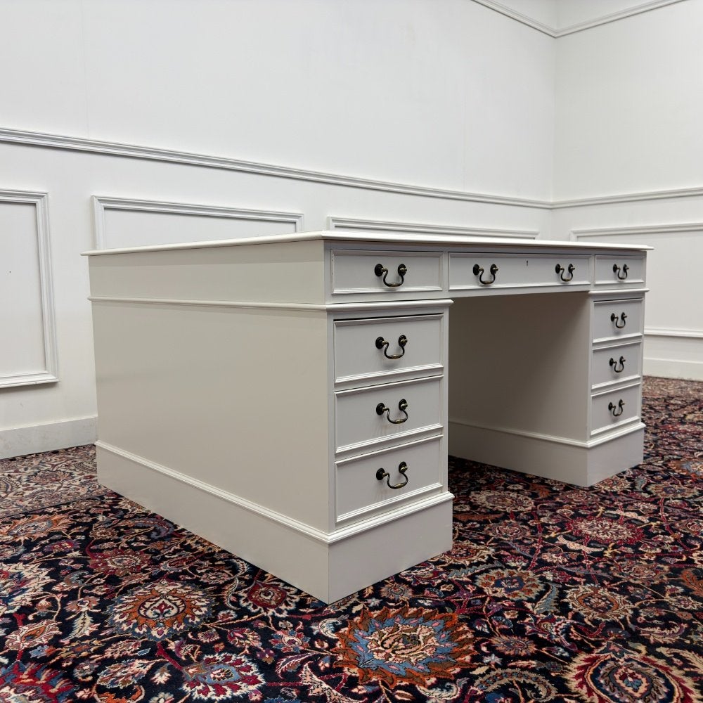 Foto 7 van Klassiek Engelse Witte Chesterfield Bureau Partnerdesk
