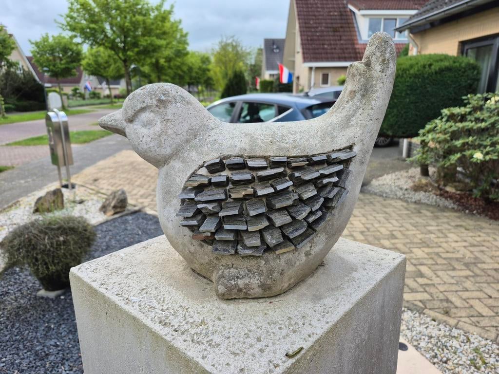 2 Betonnen vogelbeelden met leistenen vleugels op sokkel, Tuin en Terras, Tuinbeelden, Ophalen, Gebruikt, Beton, Dierenbeeld