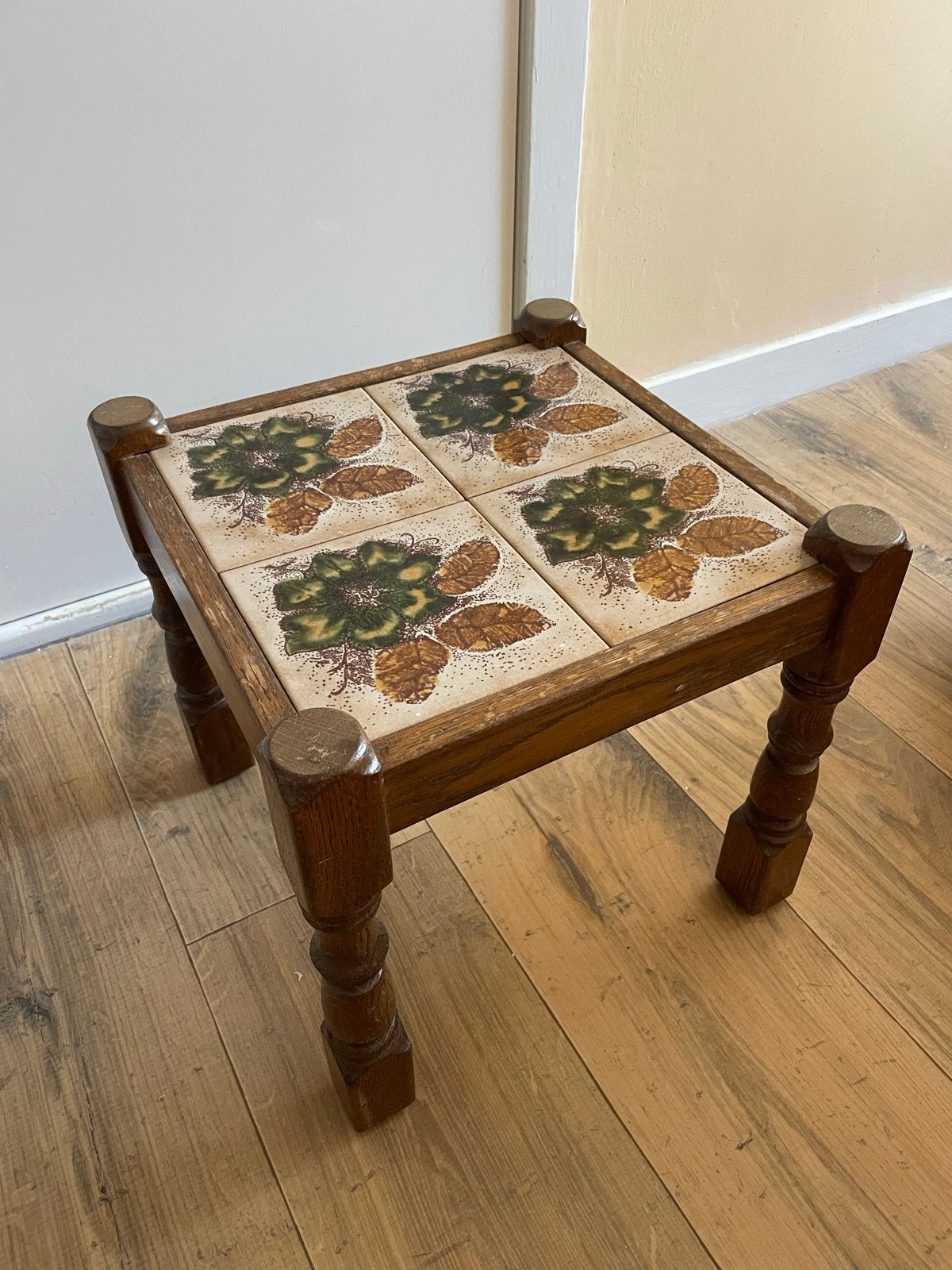 Vintage Bijzettafel met Tegeltjes - Gebruikt, Ophalen, Minder dan 45 cm, Minder dan 55 cm, Gebruikt