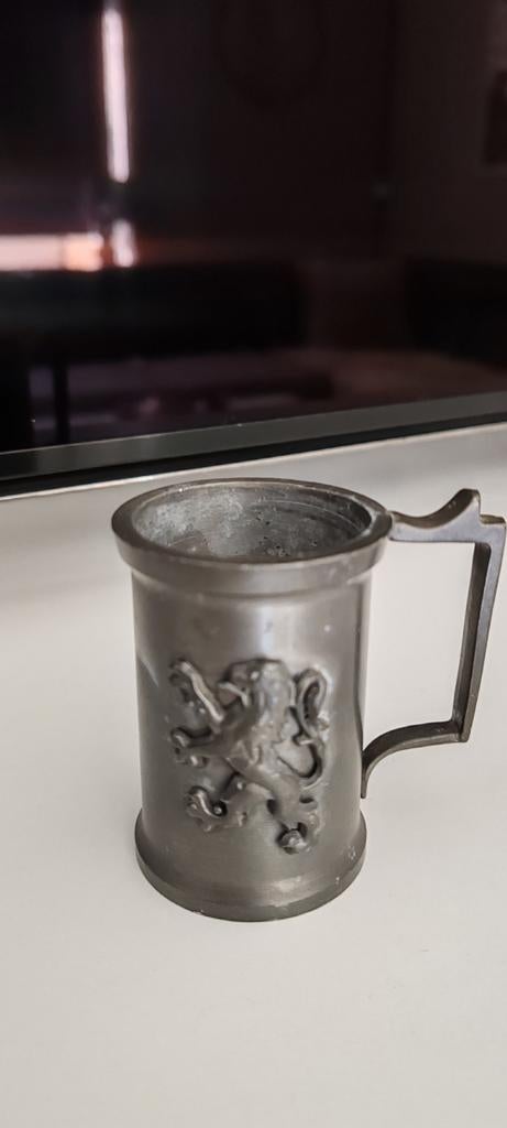 Antieke tinnen borrel/shotbeker met leeuwenreliëf - 95% Zinn, Ophalen of Verzenden